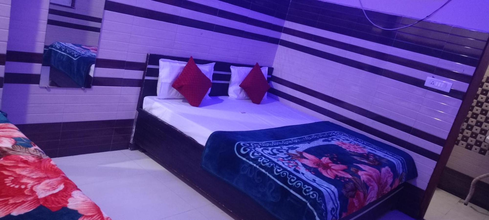 New Gayatri Palace Near Prem Mandir Вриндавана Экстерьер фото
